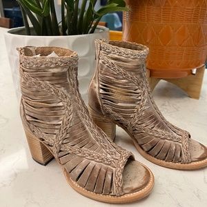 NWOT Freebird Bela Bootie in Taupe Size 7